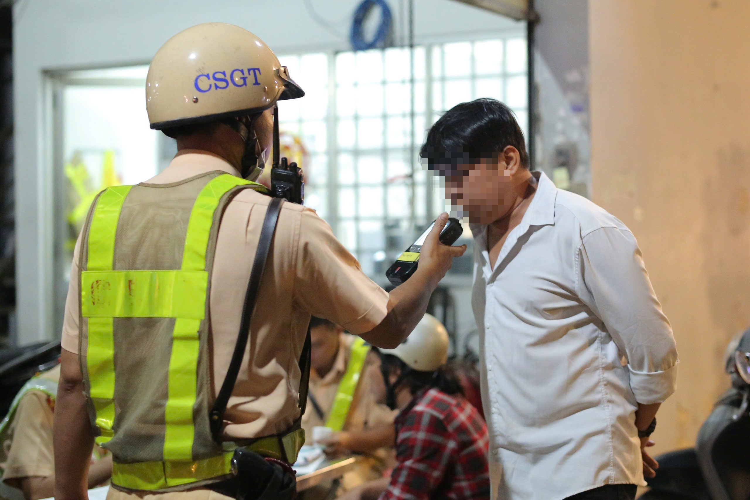 Tái vi phạm nồng độ cồn, người đàn ông bật khóc vì tiếp tục bị xử phạt- Ảnh 2. Tái vi phạm nồng độ cồn, người đàn ông bật khóc vì tiếp tục bị xử phạt- Ảnh 2.