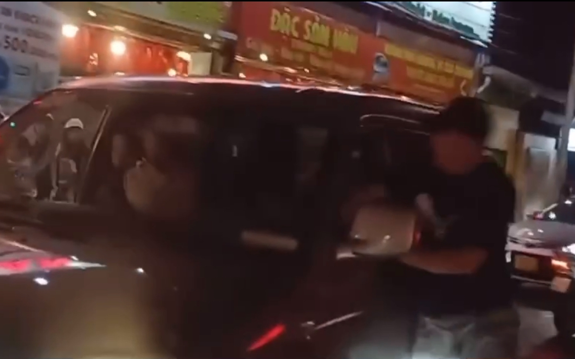 R&ugrave;ng m&igrave;nh cảnh g&atilde; đ&agrave;n &ocirc;ng hung h&atilde;n đ&aacute;nh t&agrave;i xế &ocirc; t&ocirc; giữa đường mặc tr&ecirc;n xe c&oacute; trẻ nhỏ