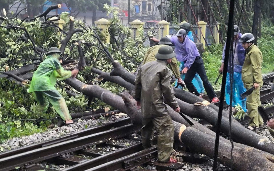 Hủy gần 80 chuyến t&agrave;u do b&atilde;o lũ, đường sắt thiệt hại 28 tỷ đồng