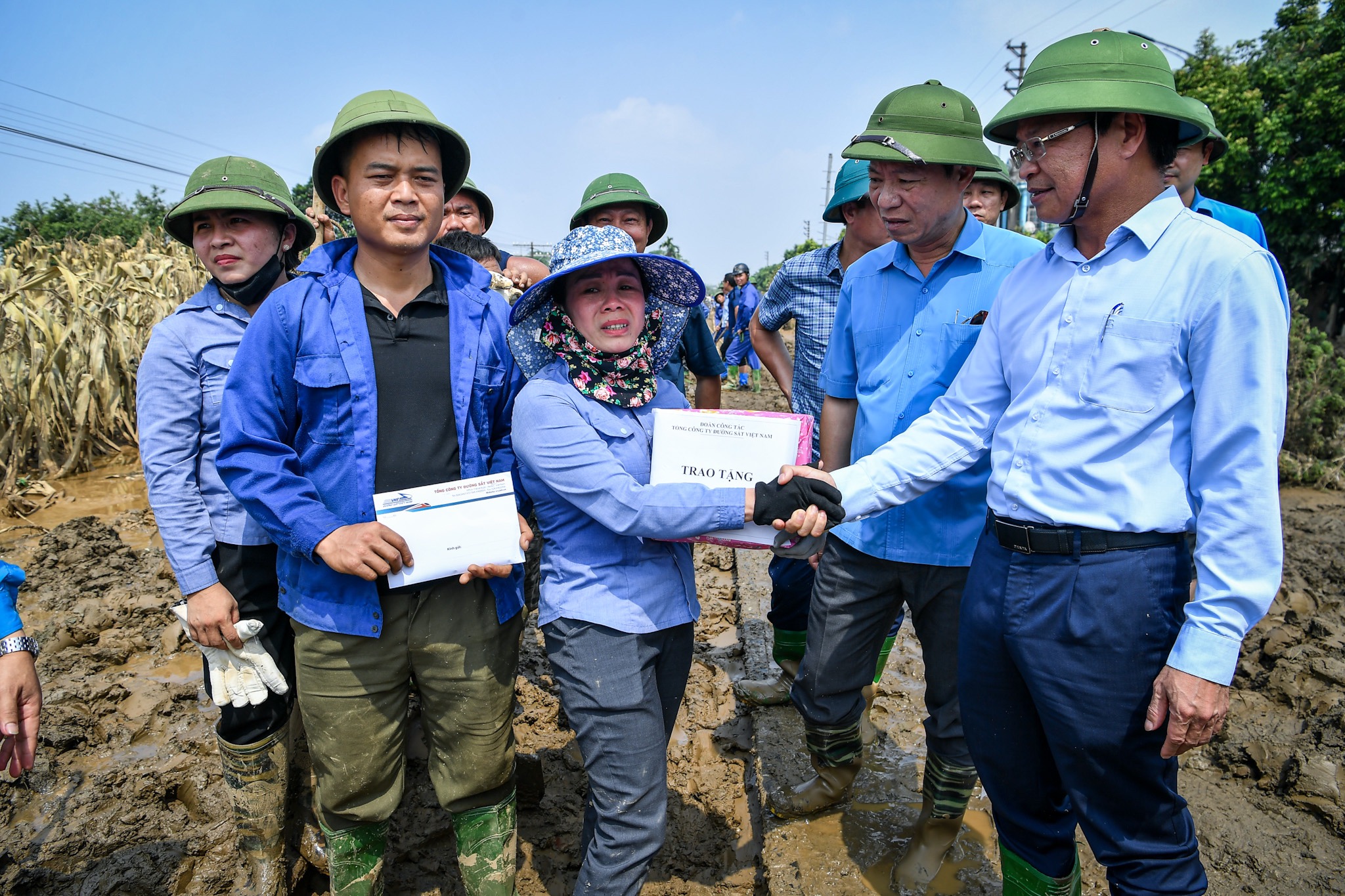 G&aacute;c việc nh&agrave;, lo cho đường sắt sớm th&ocirc;ng t&agrave;u sau lũ- Ảnh 7.