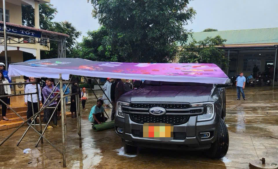 Phụ huynh lùi ô tô cán tử vong học sinh trong sân trường vừa lấy giấy phép lái xe- Ảnh 1. Phụ huynh lùi ô tô cán tử vong học sinh trong sân trường vừa lấy giấy phép lái xe- Ảnh 1.