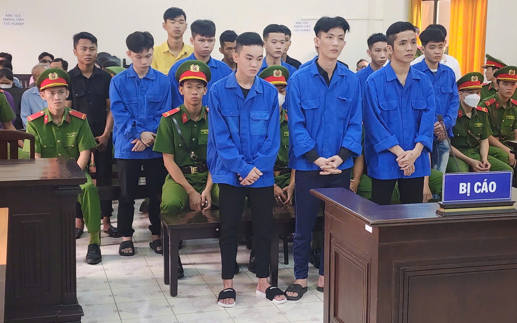 Nh&oacute;m &ldquo;hung thần&rdquo; cướp t&agrave;i sản ban đ&ecirc;m lĩnh hơn 96 năm t&ugrave;