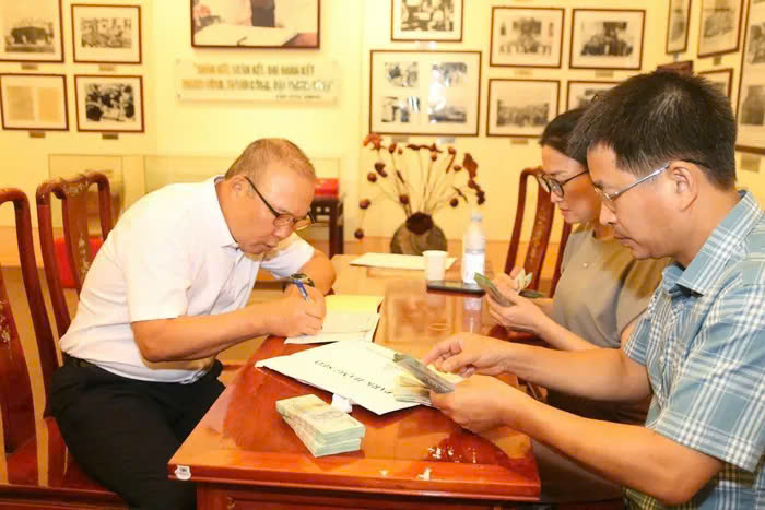 Thầy Park được CĐV Việt Nam t&aacute;n thưởng nhờ h&agrave;nh động đặc biệt với người d&acirc;n v&ugrave;ng lũ- Ảnh 1.