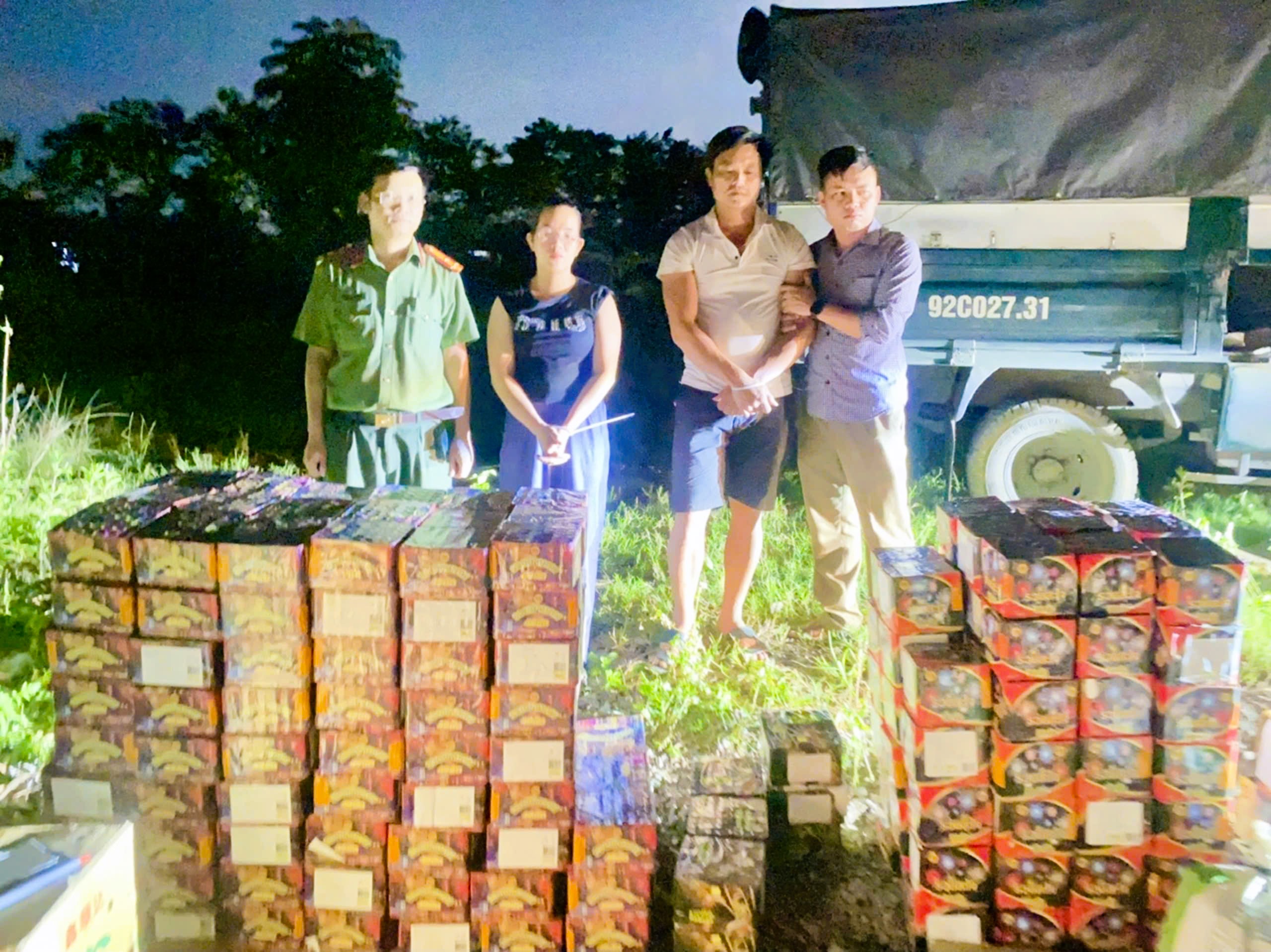 Bắt 2 đối tượng ở Quảng Trị vận chuyển hơn 400kg thuốc nổ, ph&aacute;o nổ tr&aacute;i ph&eacute;p- Ảnh 1.