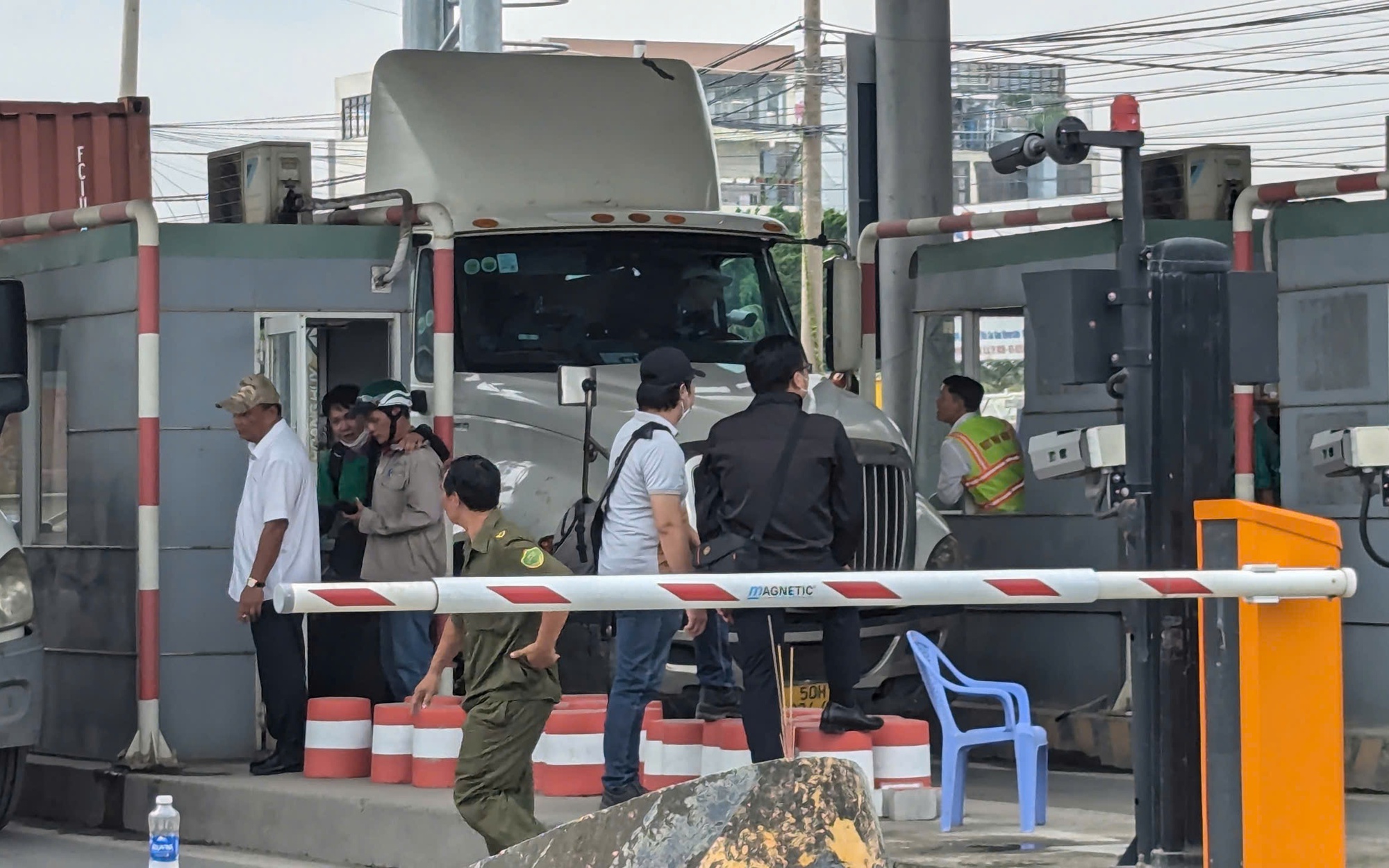 V&igrave; sao &ugrave;n tắc trong ng&agrave;y đầu thu ph&iacute; BOT Ph&uacute; Hữu ở TP.HCM?