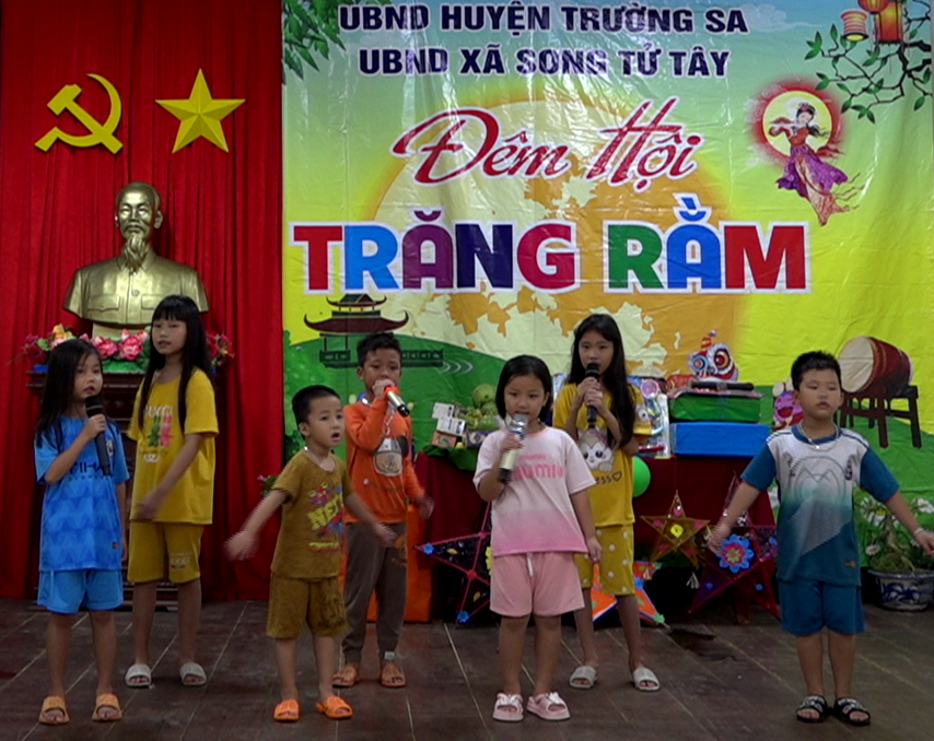 Ấm &aacute;p tết Trung thu tr&ecirc;n quần đảo Trường Sa- Ảnh 1.
