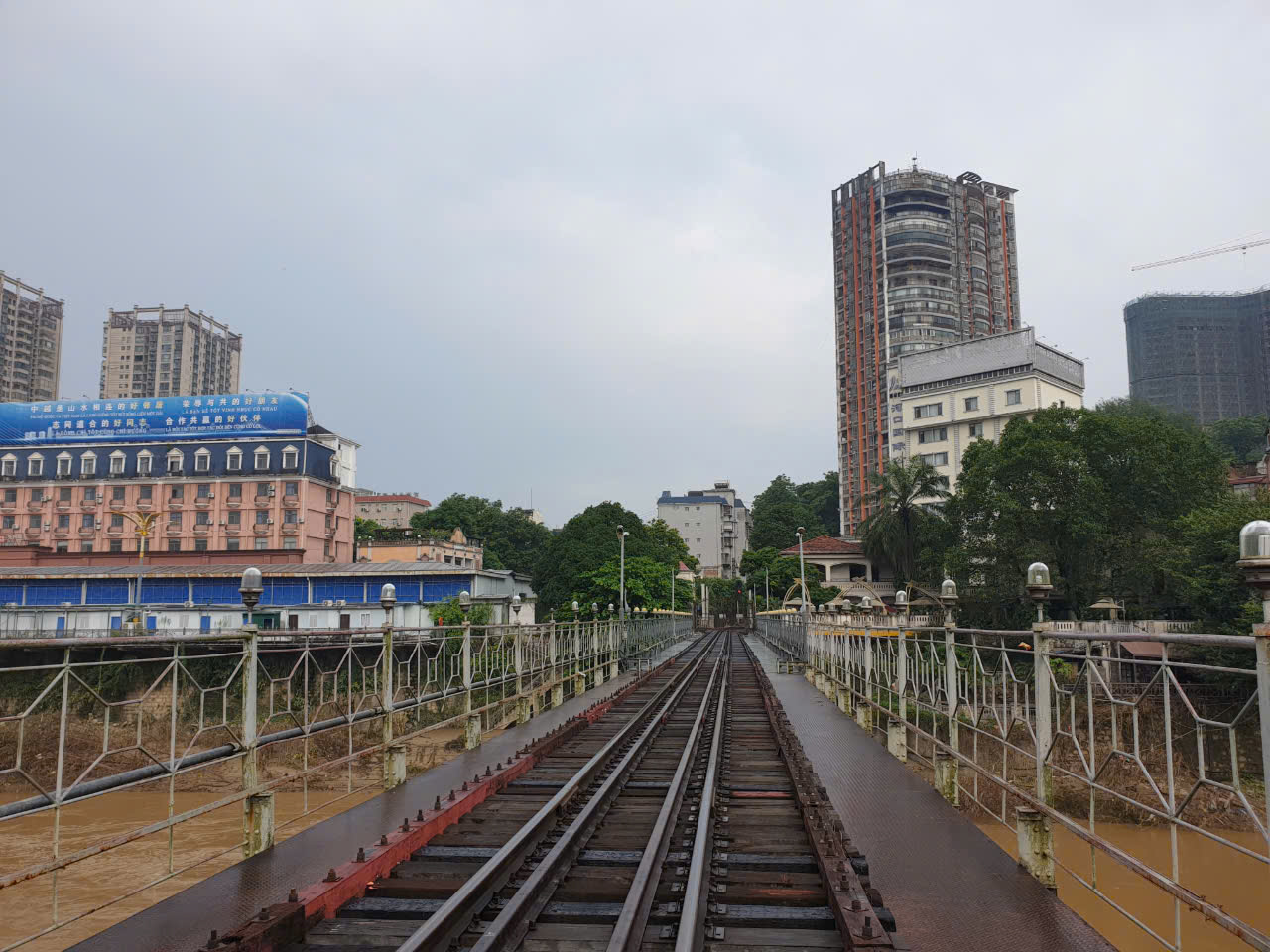 G&aacute;c việc nh&agrave;, lo cho đường sắt sớm th&ocirc;ng t&agrave;u sau lũ- Ảnh 24.