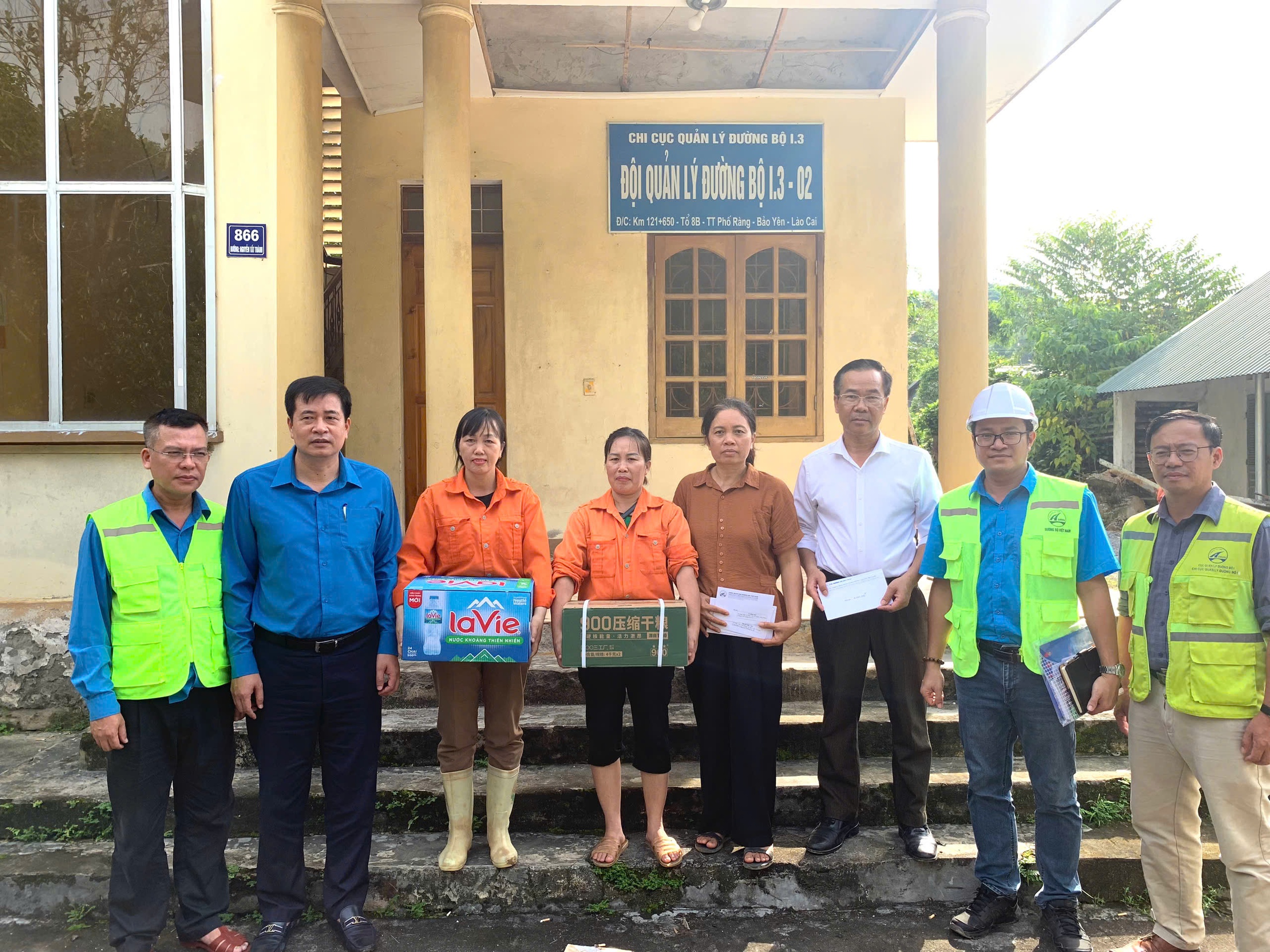 C&ocirc;ng đo&agrave;n GTVT động vi&ecirc;n c&ocirc;ng nh&acirc;n đường bộ khắc phục hậu quả b&atilde;o lũ- Ảnh 4.