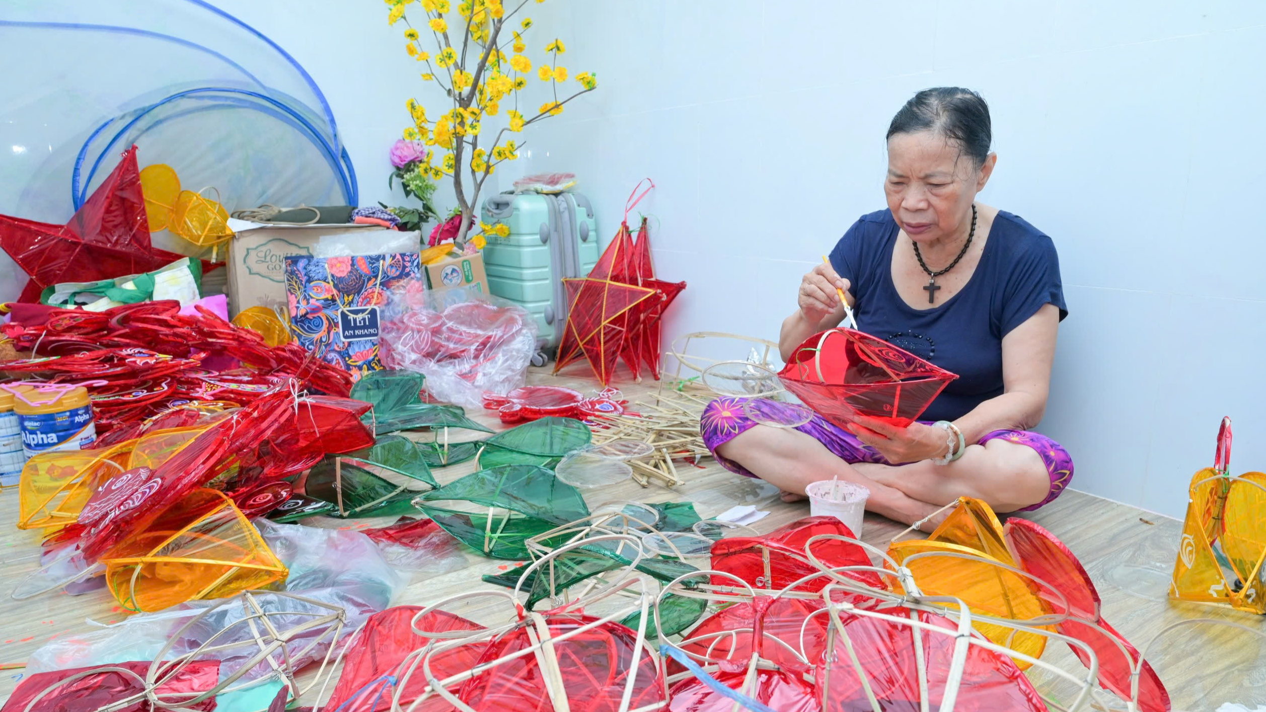 Những người "giữ hồn" cho lồng đèn trung thu truyền thống- Ảnh 1. Những người "giữ hồn" cho lồng đèn trung thu truyền thống- Ảnh 1.