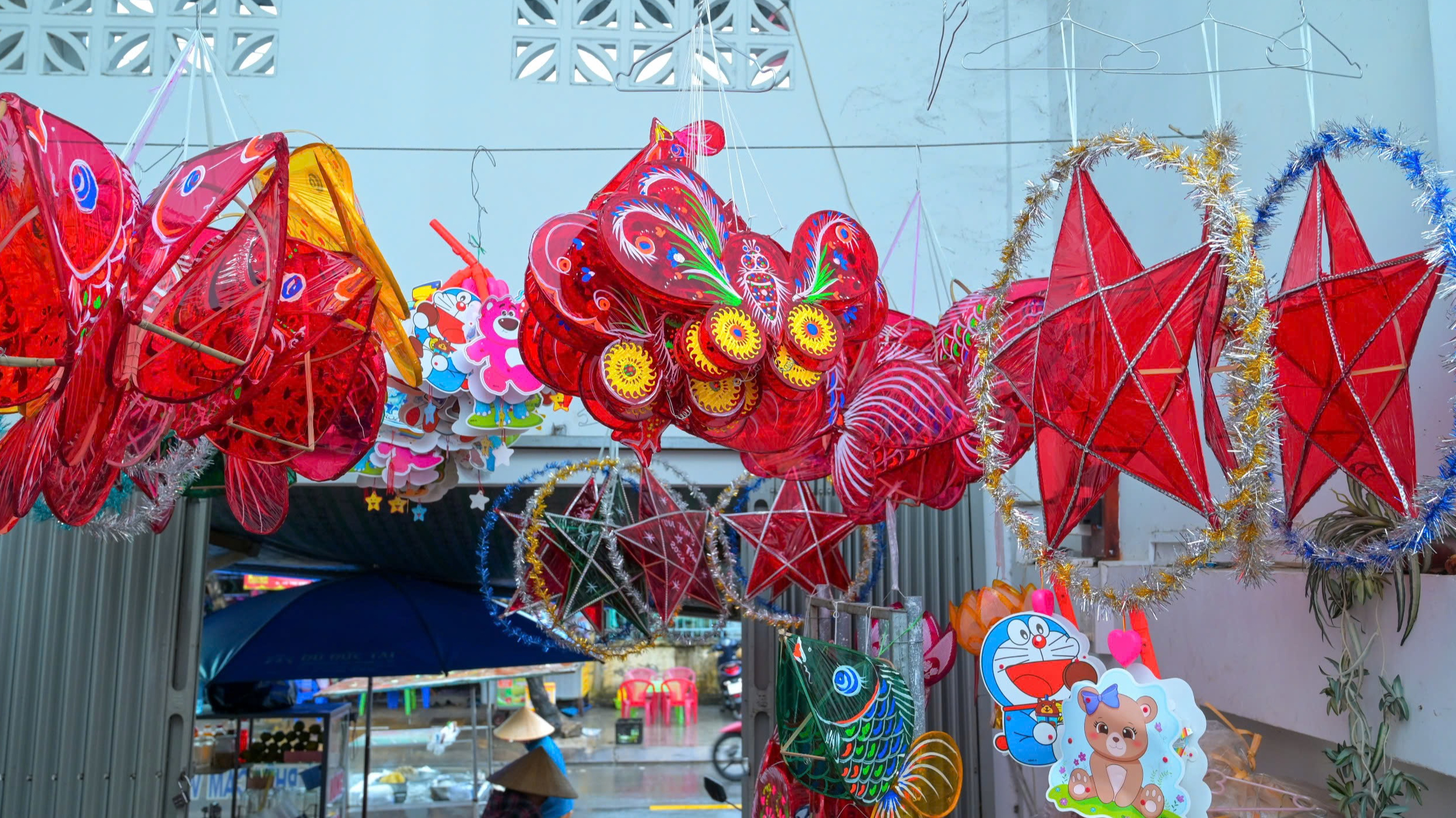 Những người "giữ hồn" cho lồng đèn trung thu truyền thống- Ảnh 2. Những người "giữ hồn" cho lồng đèn trung thu truyền thống- Ảnh 2.