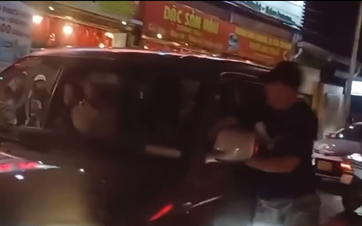 Khởi tố, bắt tạm giam kẻ đập vỡ kính, uy hiếp tài xế ô tô công nghệ- Ảnh 4. Tạm giữ kẻ đập vỡ kính xe, đánh tài xế ô tô tại TP Thủ Đức