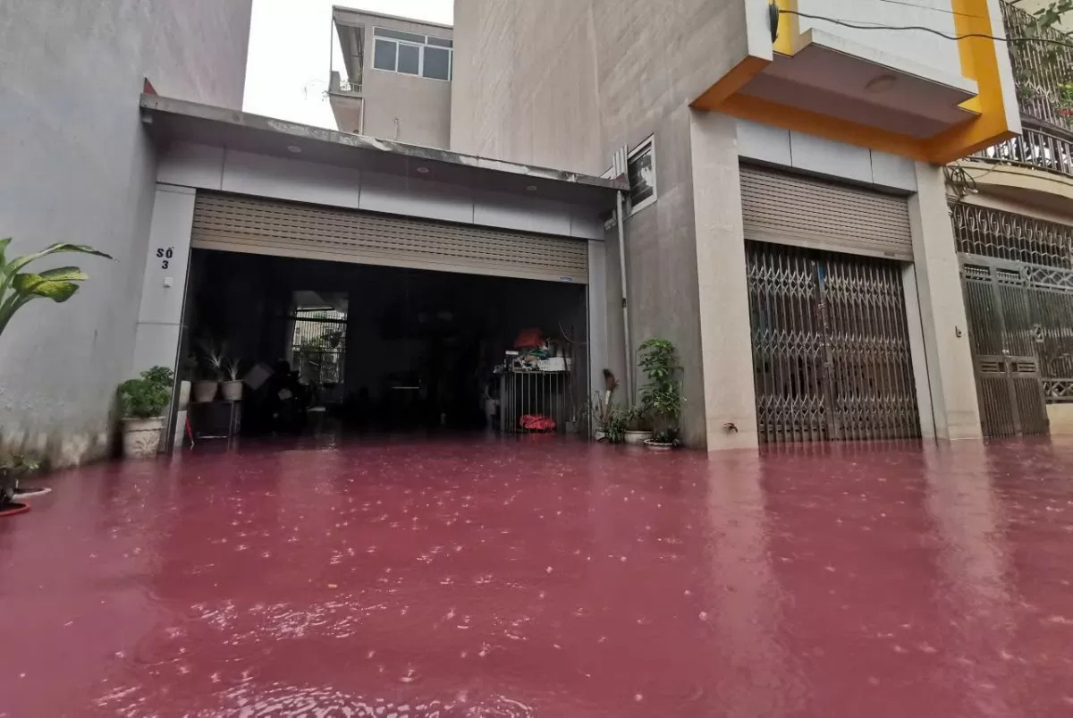 H&agrave; Nội: Nước m&agrave;u đỏ ngập trong khu d&acirc;n cư sau mưa lớn- Ảnh 1.