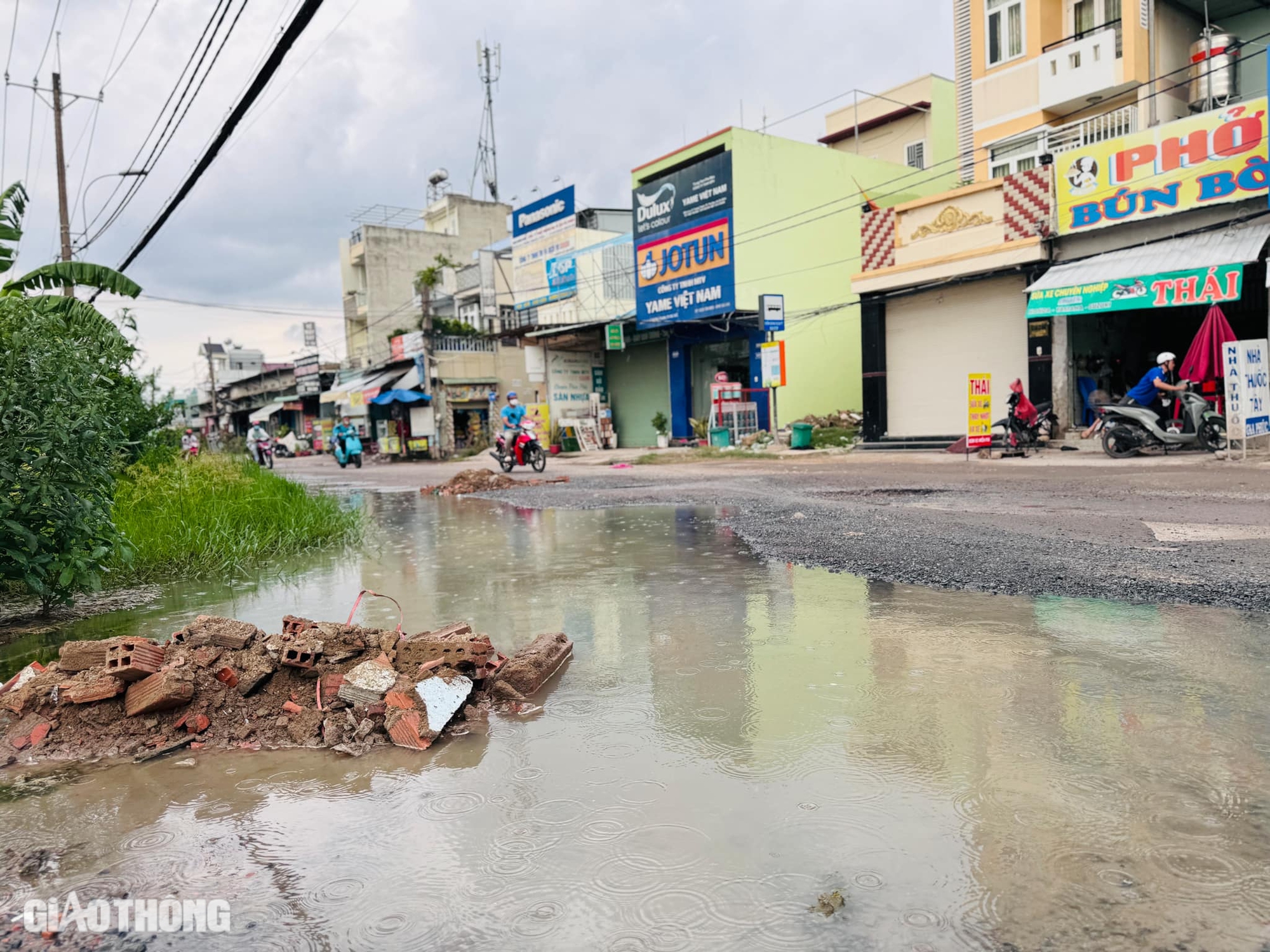 TP.HCM: Sau 4 năm khởi công, đường Lò Lu chỉ làm được... 200m cống- Ảnh 2. TP.HCM: Sau 4 năm khởi công, đường Lò Lu chỉ làm được... 200m cống- Ảnh 2.