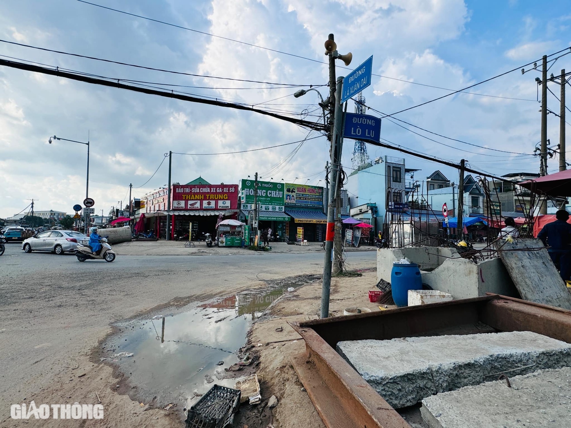 TP.HCM: Sau 4 năm khởi công, đường Lò Lu chỉ làm được... 200m cống- Ảnh 1. TP.HCM: Sau 4 năm khởi công, đường Lò Lu chỉ làm được... 200m cống- Ảnh 1.