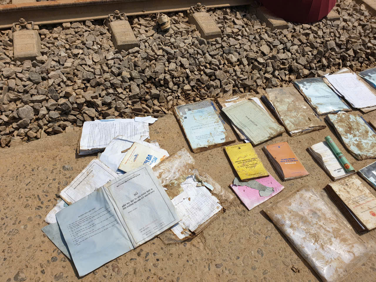 G&aacute;c việc nh&agrave;, lo cho đường sắt sớm th&ocirc;ng t&agrave;u sau lũ- Ảnh 15.