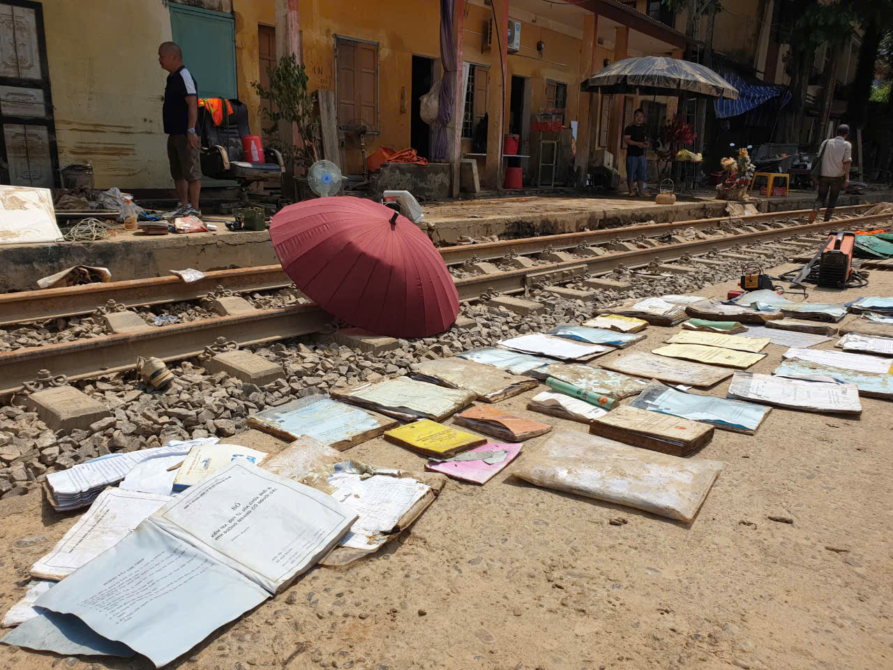 G&aacute;c việc nh&agrave;, lo cho đường sắt sớm th&ocirc;ng t&agrave;u sau lũ- Ảnh 14.