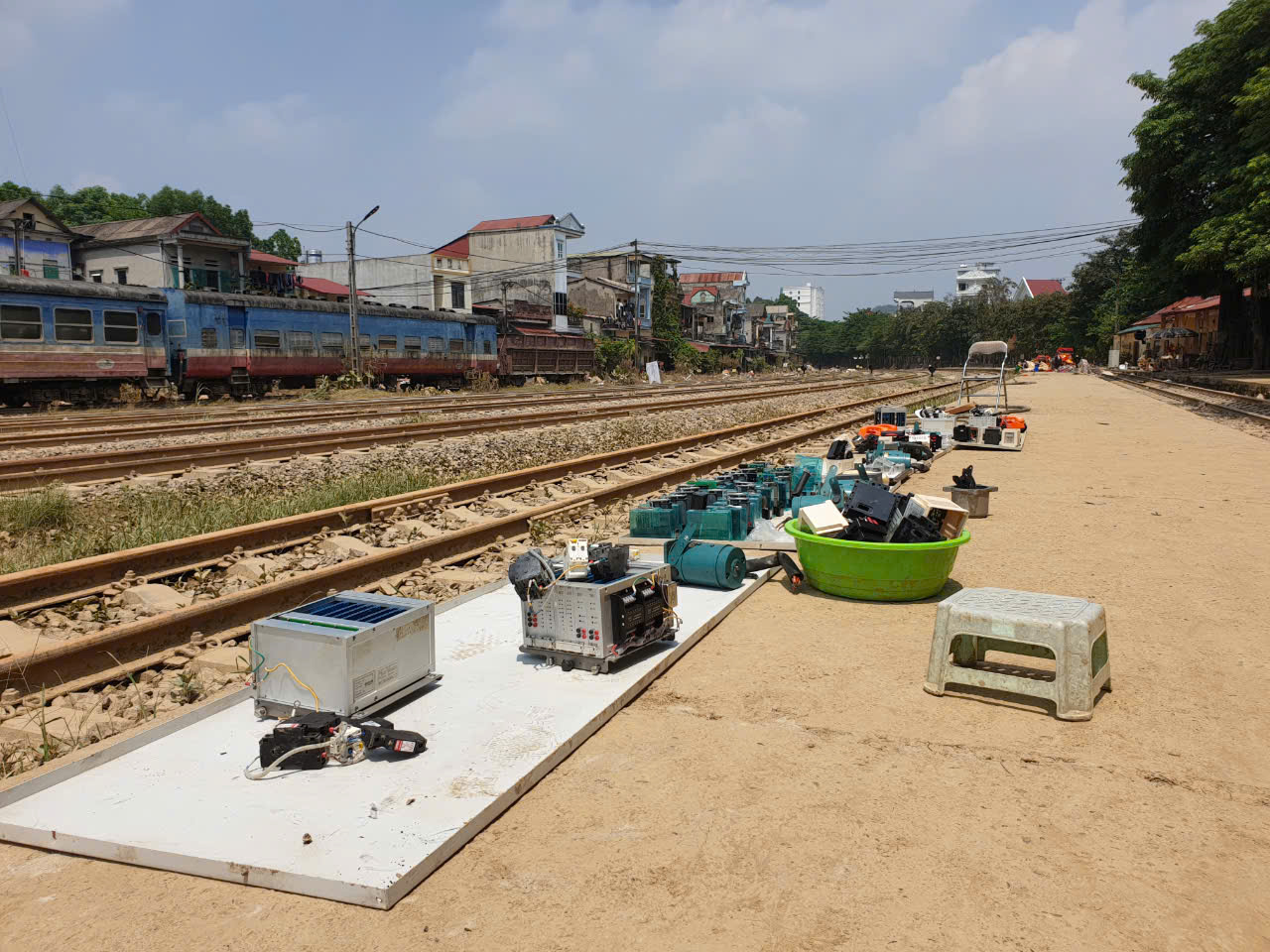 G&aacute;c việc nh&agrave;, lo cho đường sắt sớm th&ocirc;ng t&agrave;u sau lũ- Ảnh 13.