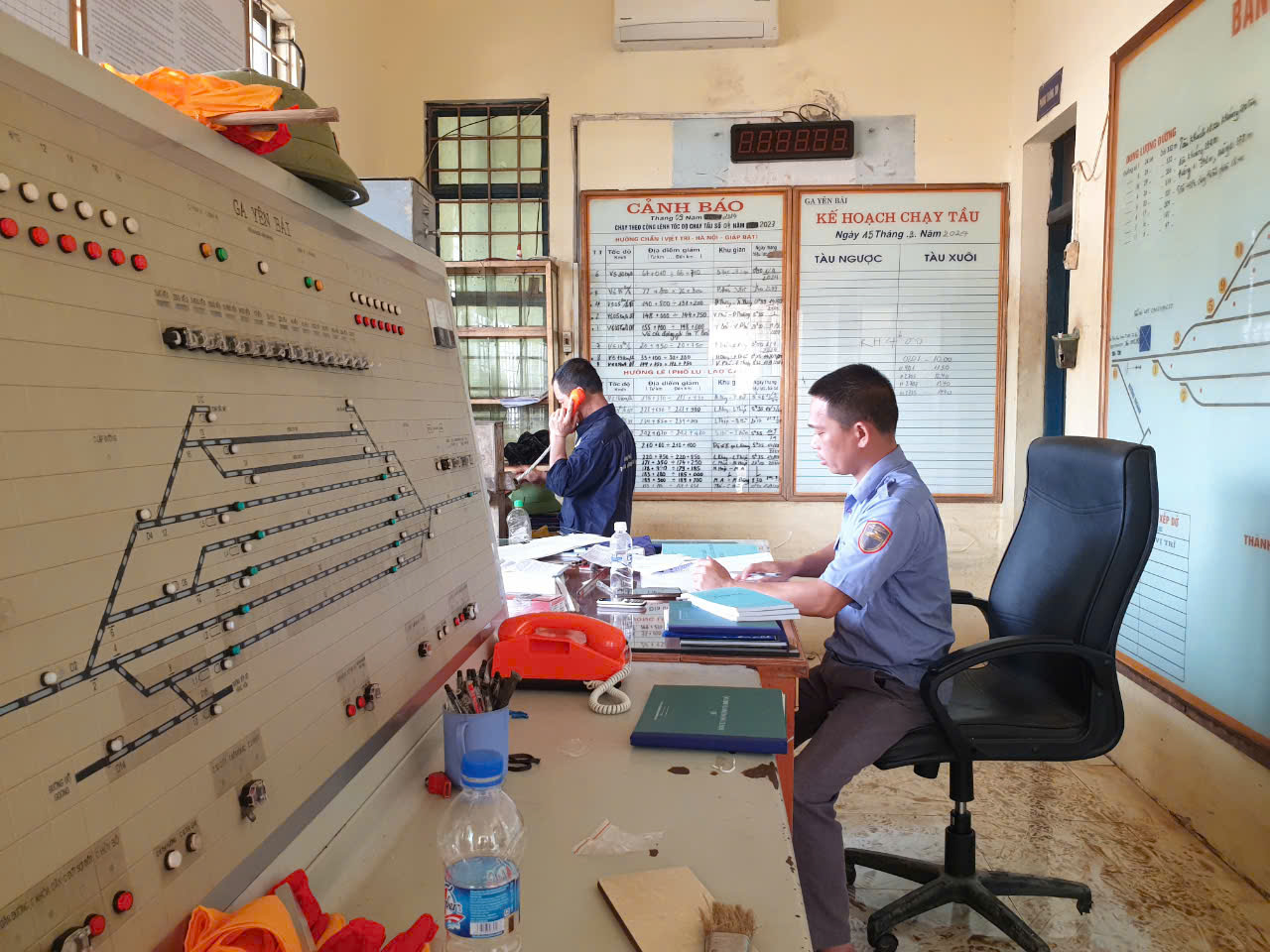 G&aacute;c việc nh&agrave;, lo cho đường sắt sớm th&ocirc;ng t&agrave;u sau lũ- Ảnh 17.