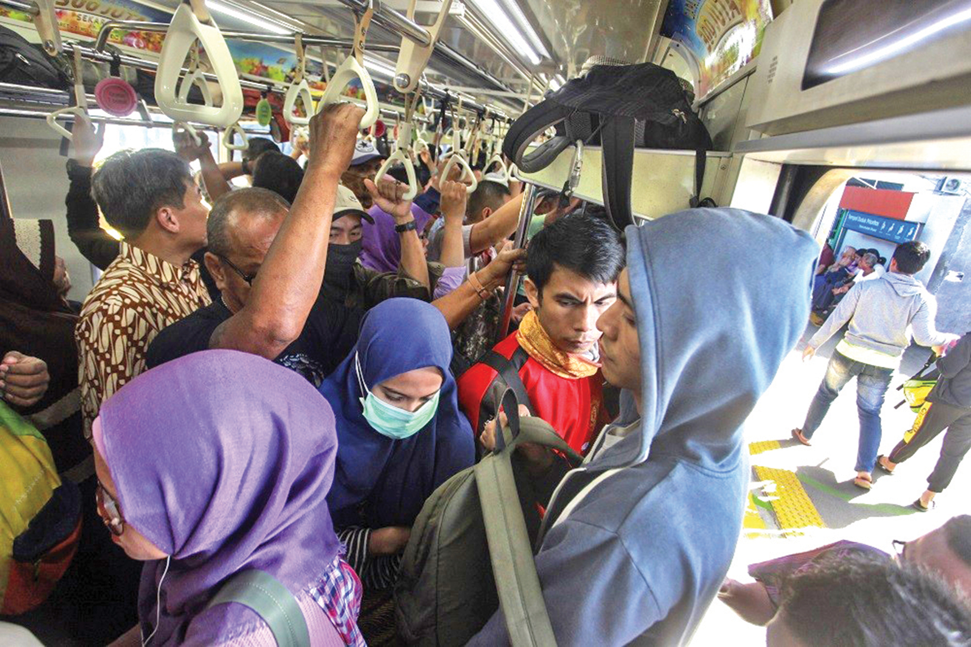 Jakarta cấm kẻ quấy rối t&igrave;nh dục l&ecirc;n t&agrave;u điện- Ảnh 2.