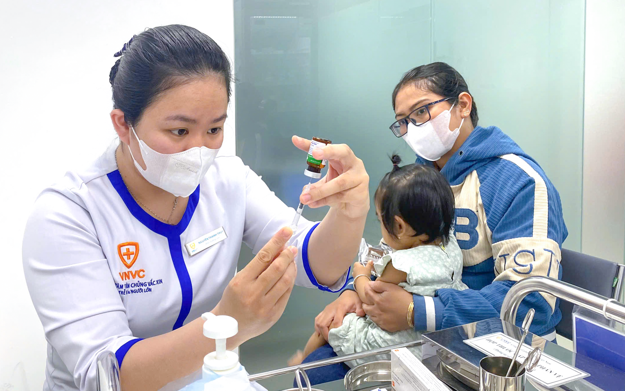 VNVC chủ lực ti&ecirc;m nhiều vắc-xin sởi nhất trong ng&agrave;y đầu tham gia chiến dịch của TP.HCM