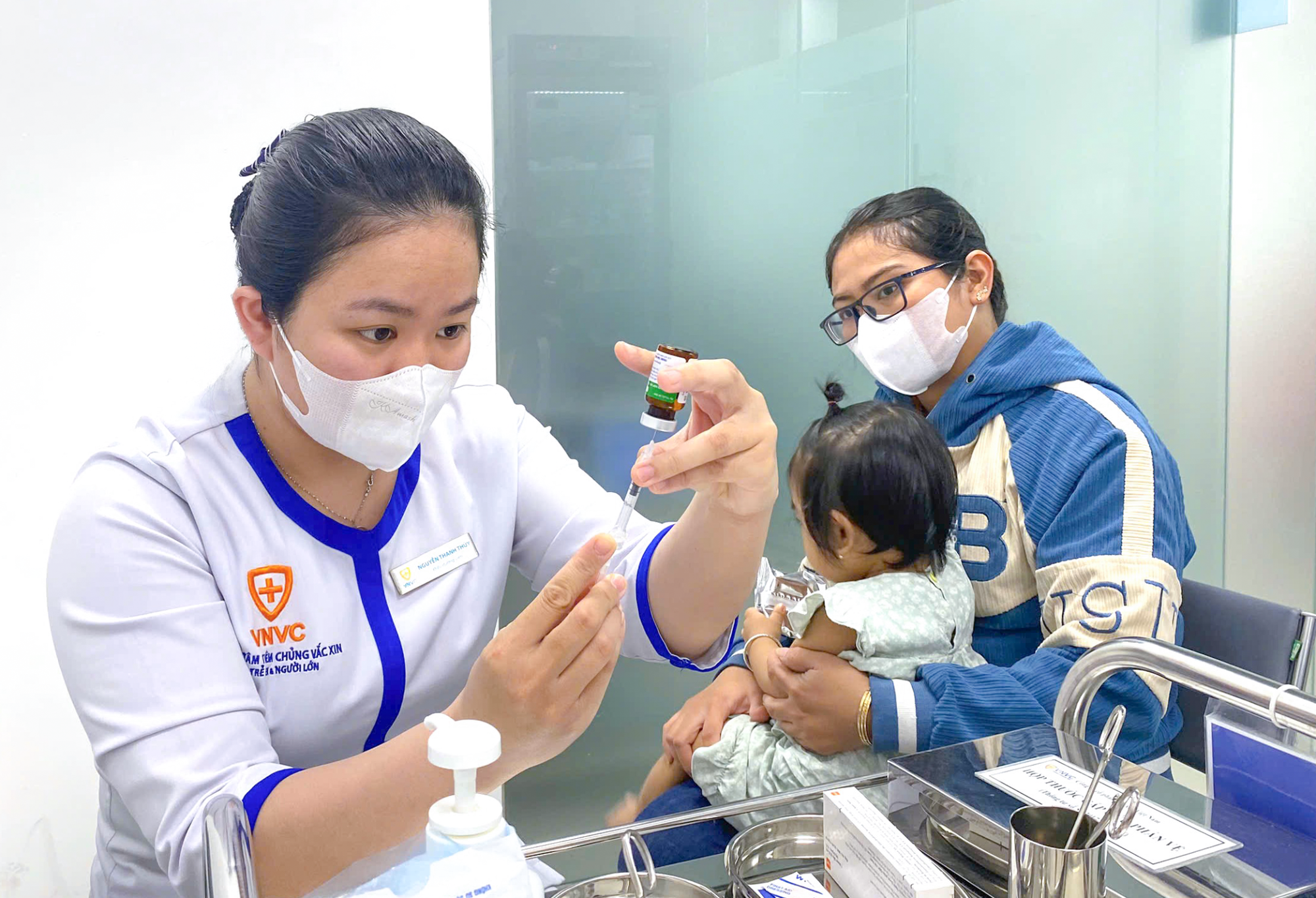 VNVC chủ lực ti&ecirc;m nhiều vắc-xin sởi nhất trong ng&agrave;y đầu tham gia chiến dịch của TP.HCM- Ảnh 3.