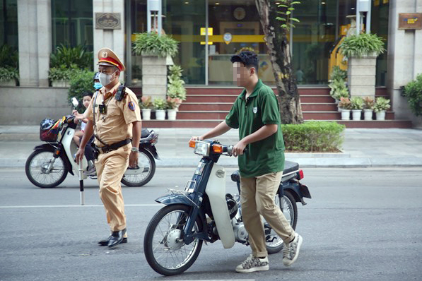 V&ocirc; tư giao xe cho con đến trường, nhiều phụ huynh ở H&agrave; Nội phải nộp phạt- Ảnh 3.