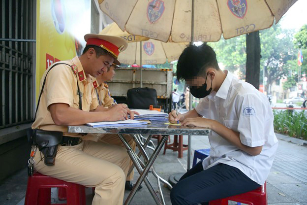 V&ocirc; tư giao xe cho con đến trường, nhiều phụ huynh ở H&agrave; Nội phải nộp phạt- Ảnh 6.