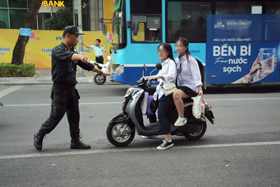 V&ocirc; tư giao xe cho con đến trường, nhiều phụ huynh ở H&agrave; Nội phải nộp phạt- Ảnh 2.