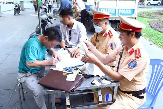 V&ocirc; tư giao xe cho con đến trường, nhiều phụ huynh ở H&agrave; Nội phải nộp phạt- Ảnh 7.