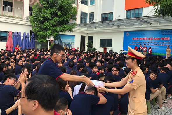 V&ocirc; tư giao xe cho con đến trường, nhiều phụ huynh ở H&agrave; Nội phải nộp phạt- Ảnh 12.