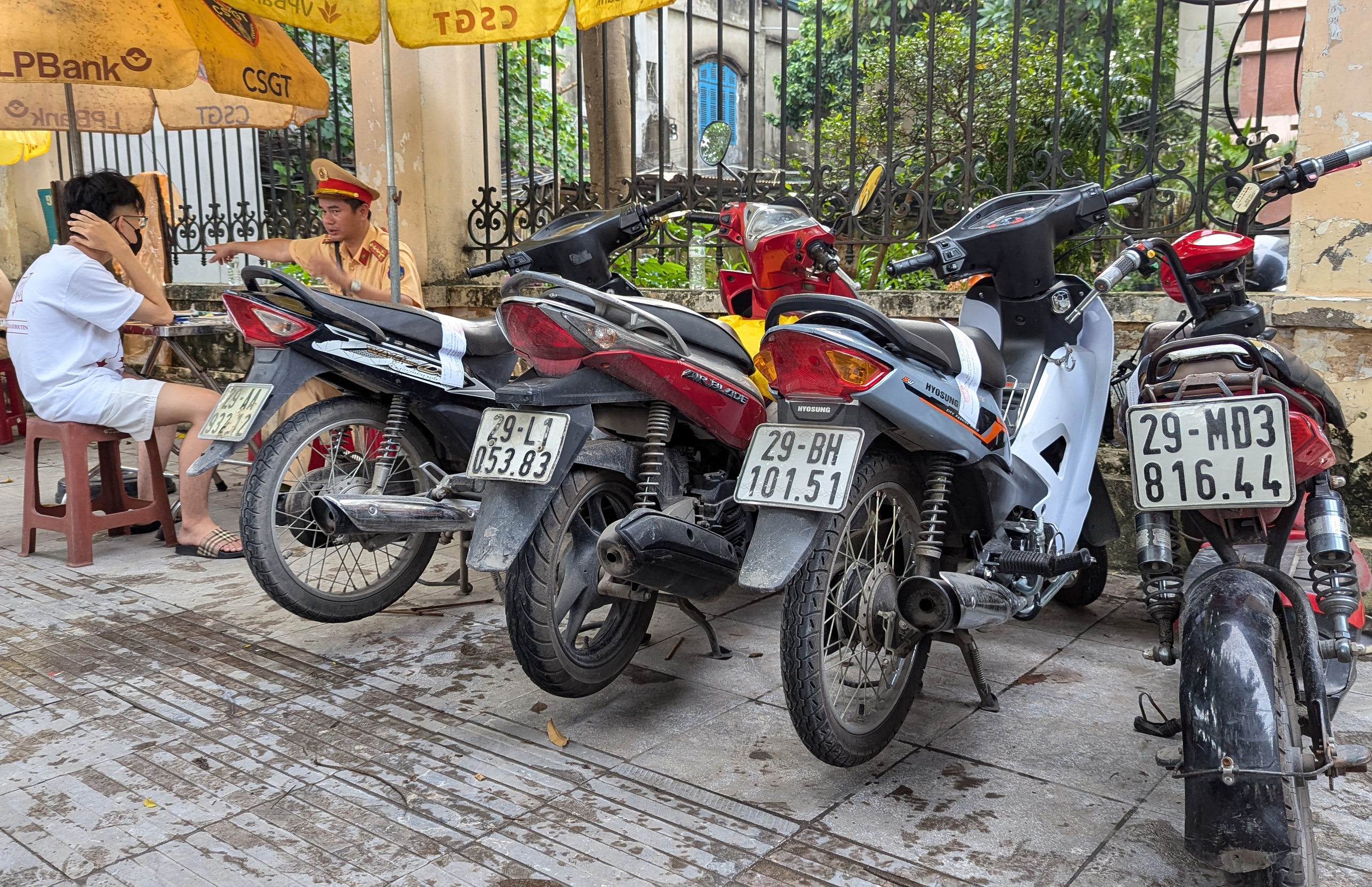 V&ocirc; tư giao xe cho con đến trường, nhiều phụ huynh ở H&agrave; Nội phải nộp phạt- Ảnh 10.