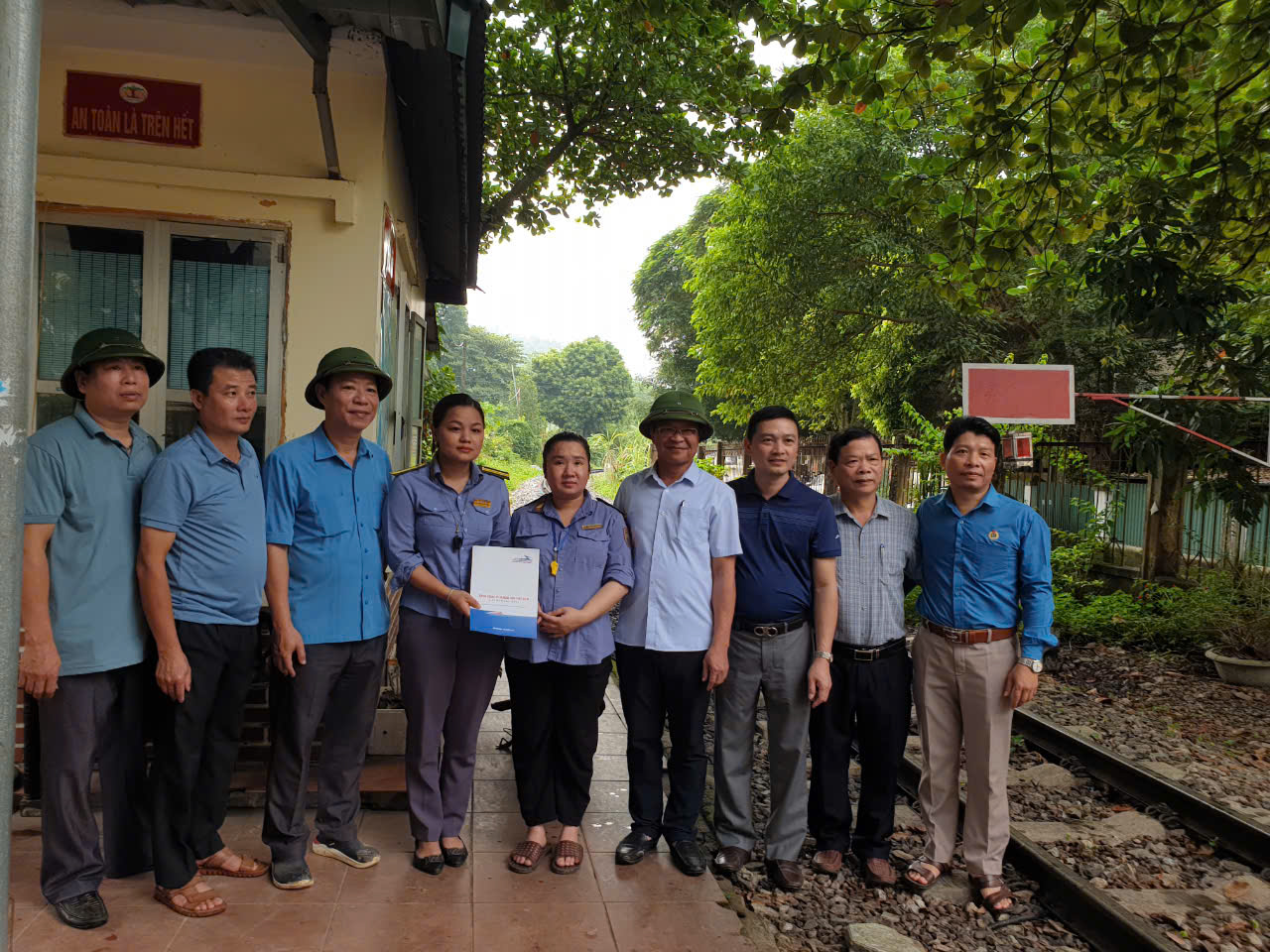 G&aacute;c việc nh&agrave;, lo cho đường sắt sớm th&ocirc;ng t&agrave;u sau lũ- Ảnh 23.