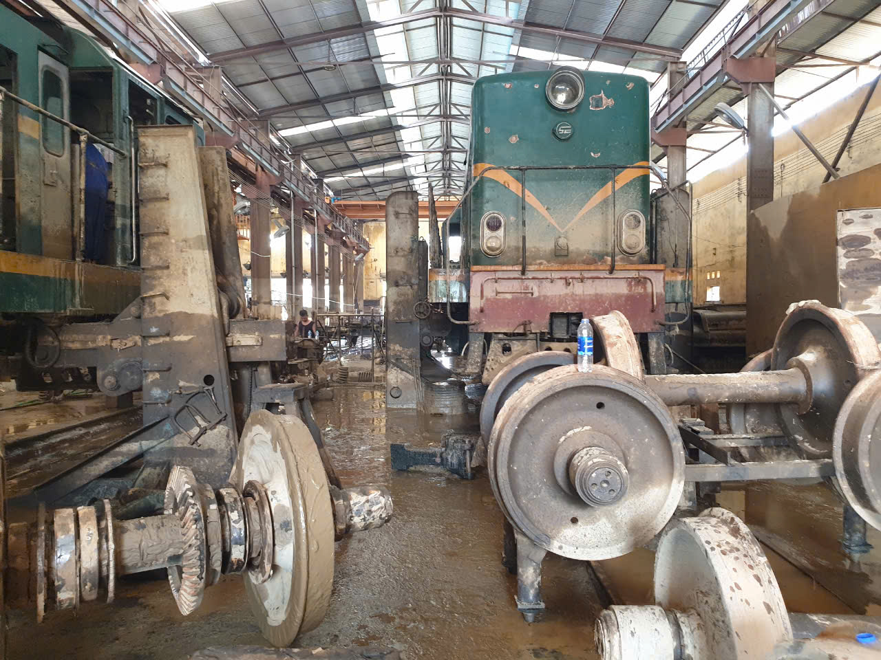 G&aacute;c việc nh&agrave;, lo cho đường sắt sớm th&ocirc;ng t&agrave;u sau lũ- Ảnh 18.