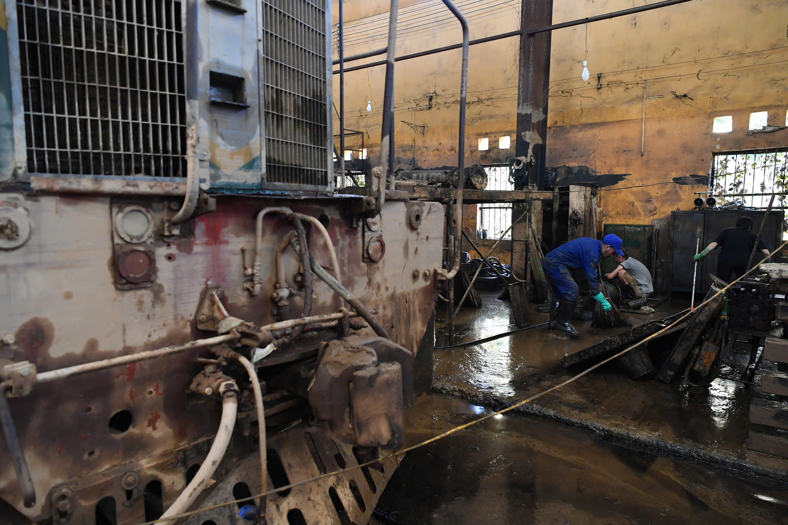 G&aacute;c việc nh&agrave;, lo cho đường sắt sớm th&ocirc;ng t&agrave;u sau lũ- Ảnh 21.