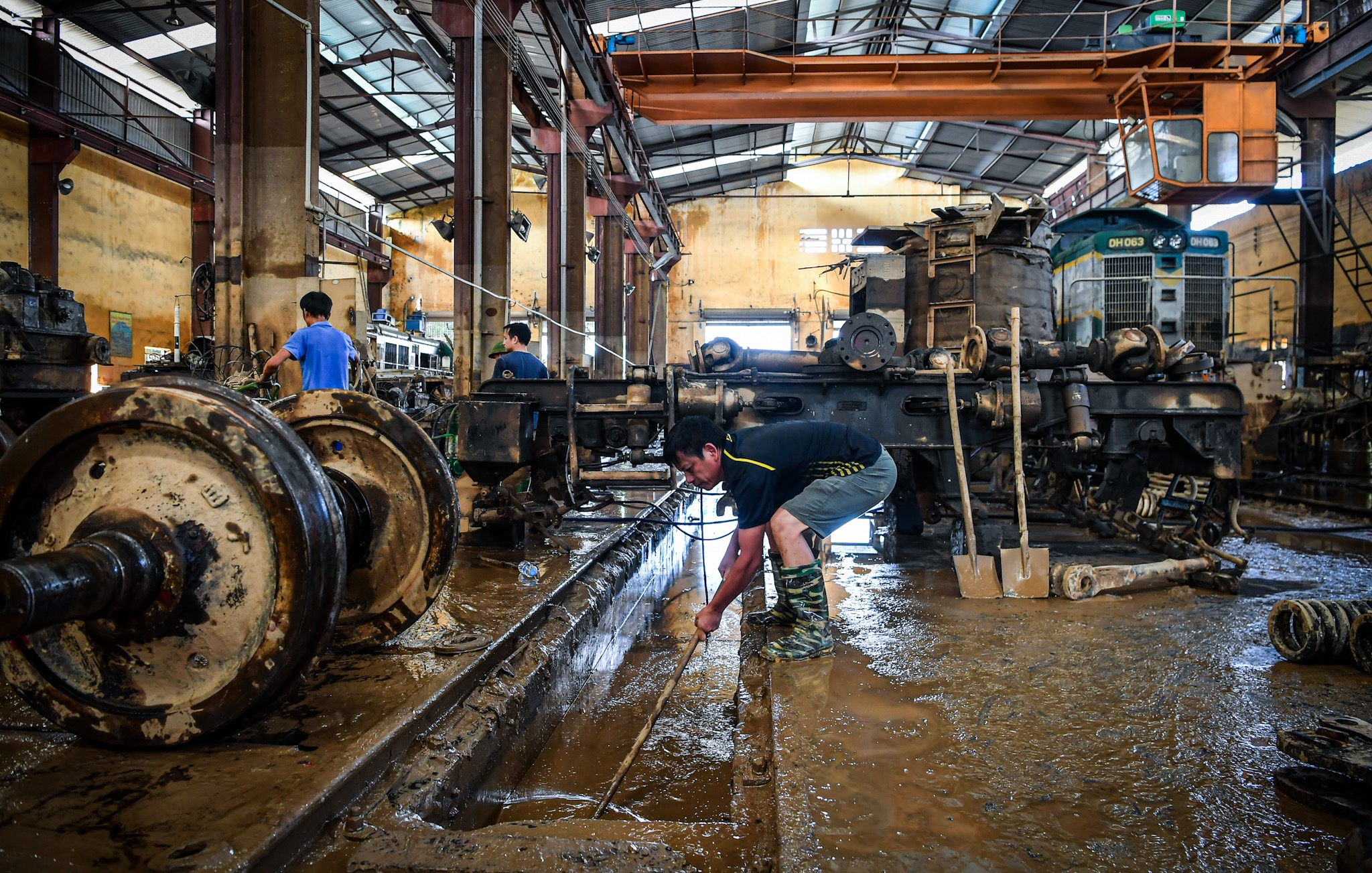 G&aacute;c việc nh&agrave;, lo cho đường sắt sớm th&ocirc;ng t&agrave;u sau lũ- Ảnh 19.