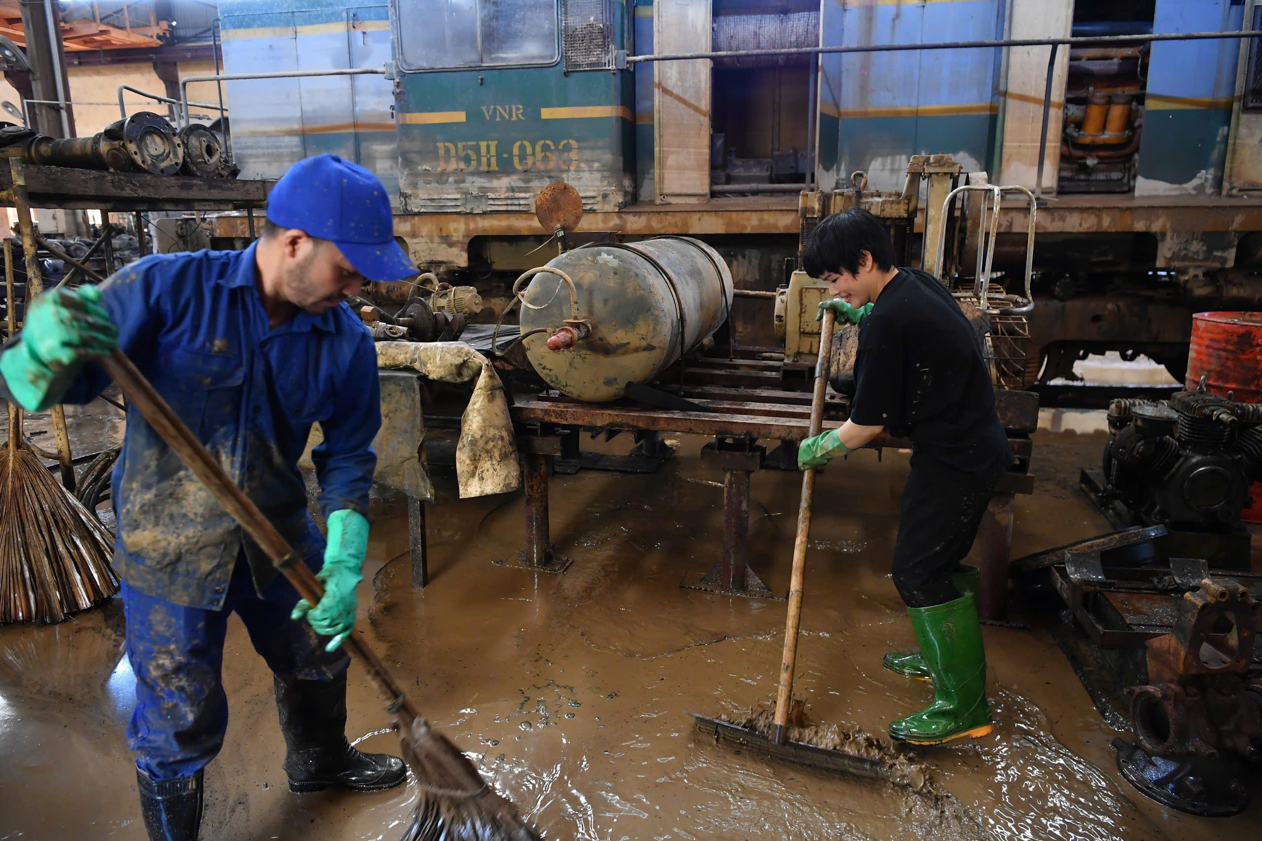 G&aacute;c việc nh&agrave;, lo cho đường sắt sớm th&ocirc;ng t&agrave;u sau lũ- Ảnh 20.