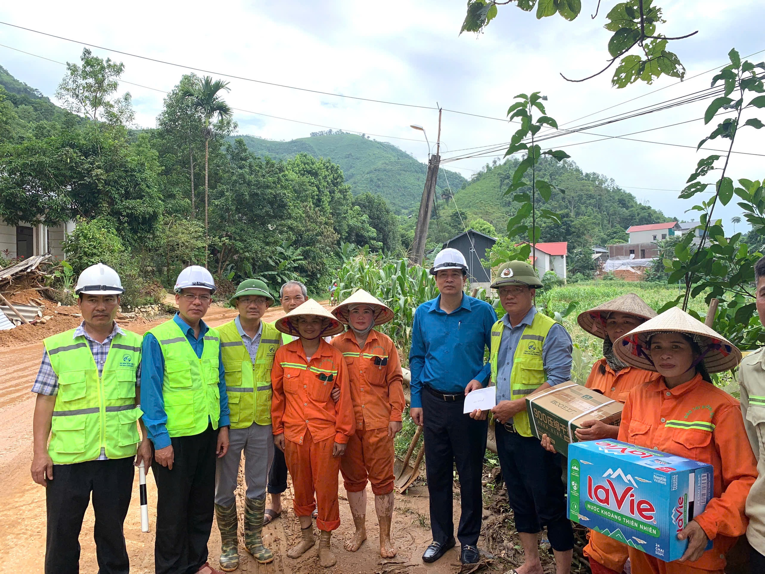 C&ocirc;ng đo&agrave;n GTVT động vi&ecirc;n c&ocirc;ng nh&acirc;n đường bộ khắc phục hậu quả b&atilde;o lũ- Ảnh 2.