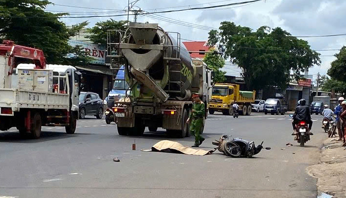 Xe m&aacute;y va chạm với xe bồn, cụ &ocirc;ng 69 tuổi tử vong tại chỗ- Ảnh 1.