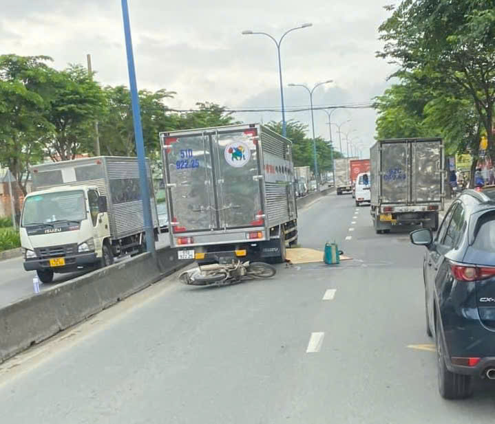 Xe m&aacute;y va chạm xe tải, một người tử vong- Ảnh 1.