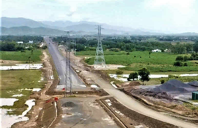 Vướng đường điện, thi c&ocirc;ng cao tốc V&acirc;n Phong - Nha Trang gặp kh&oacute;- Ảnh 2.