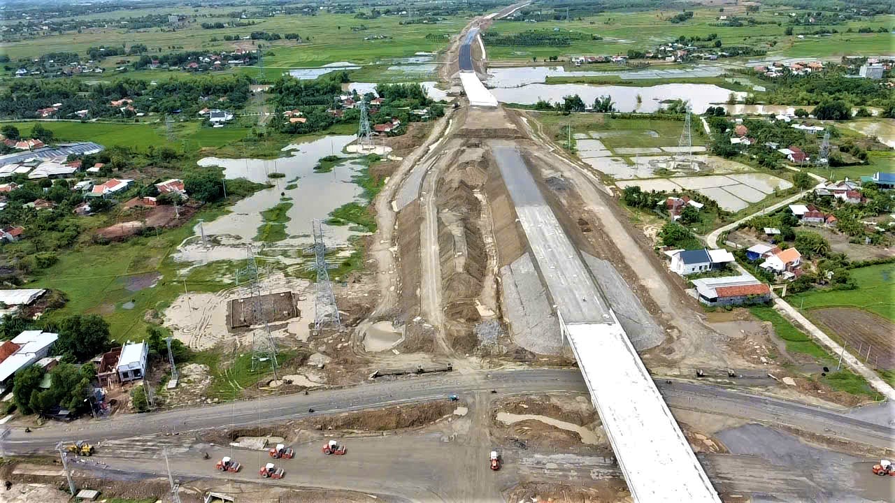 Vướng đường điện, thi c&ocirc;ng cao tốc V&acirc;n Phong - Nha Trang gặp kh&oacute;- Ảnh 5.