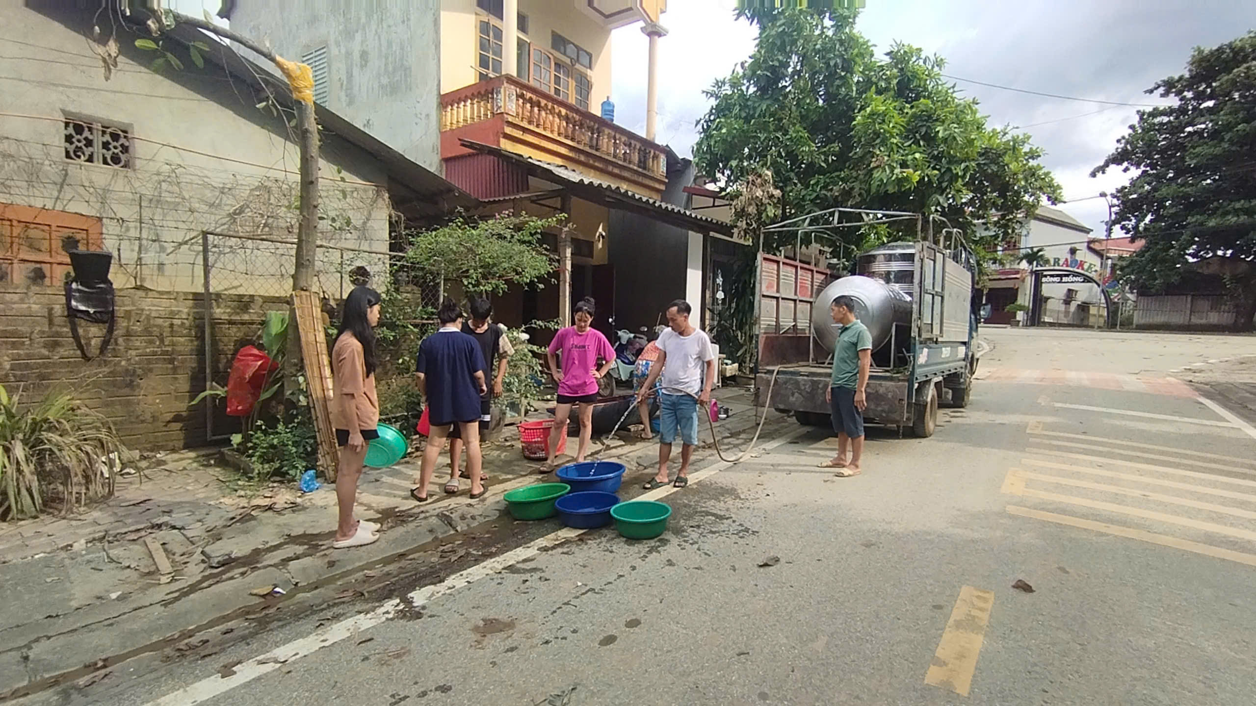Người d&acirc;n Y&ecirc;n B&aacute;i chắt chiu từng th&ugrave;ng nước sạch sau ngập &uacute;ng- Ảnh 2.