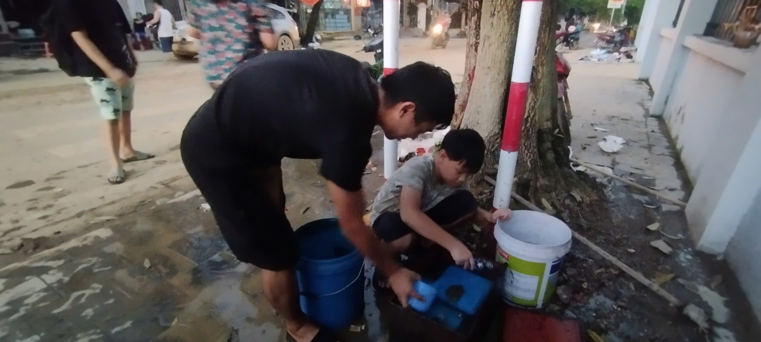Người d&acirc;n Y&ecirc;n B&aacute;i chắt chiu từng th&ugrave;ng nước sạch sau ngập &uacute;ng- Ảnh 1.
