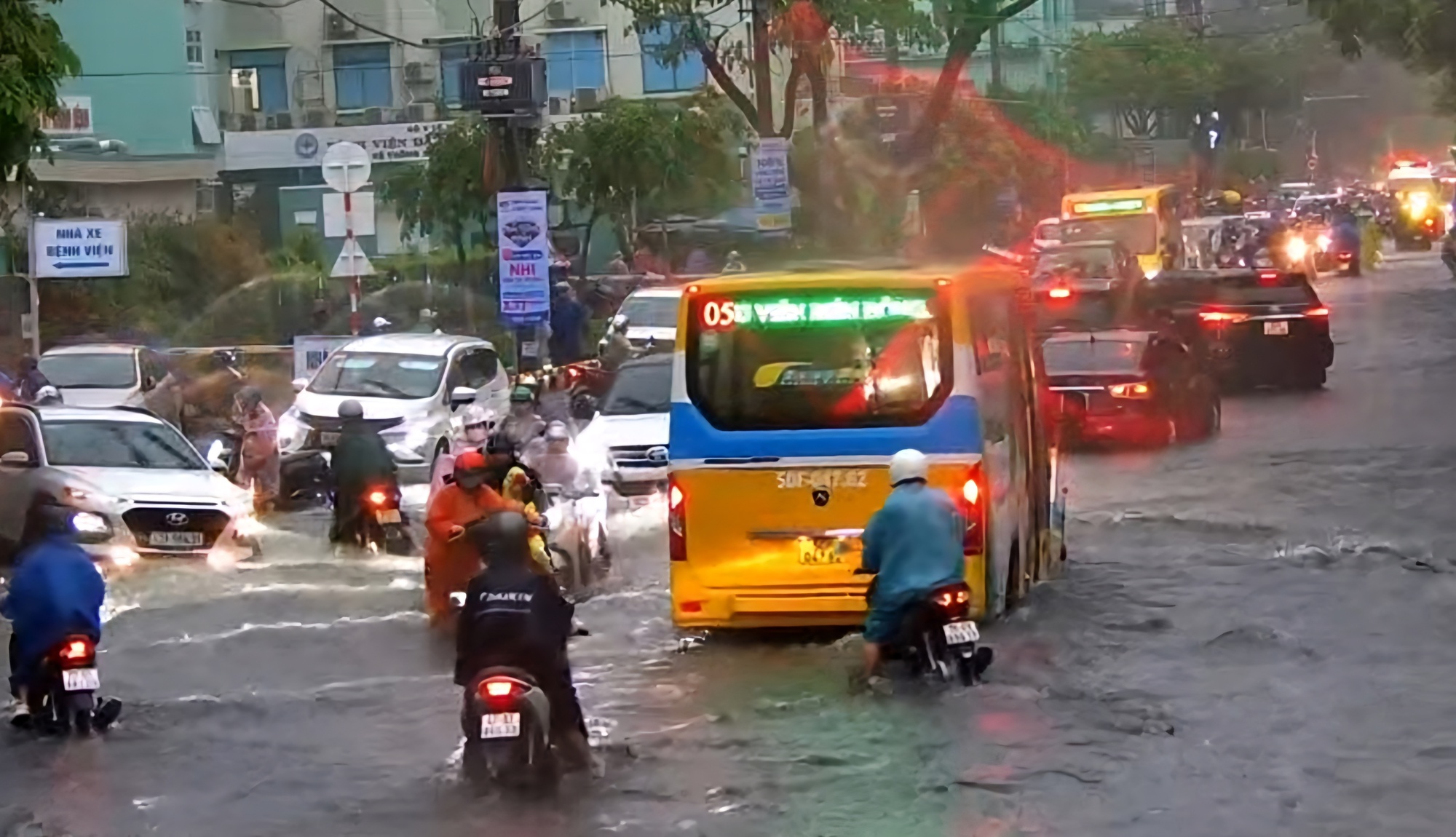 Đường phố Đ&agrave; Nẵng như s&ocirc;ng, &ocirc; t&ocirc;, xe m&aacute;y b&igrave; b&otilde;m lội nước- Ảnh 1.