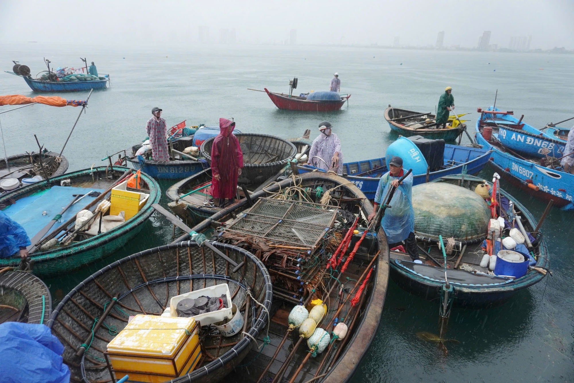 Ngư d&acirc;n Đ&agrave; Nẵng hối hả đưa thuyền l&ecirc;n bờ tr&aacute;nh b&atilde;o- Ảnh 3.
