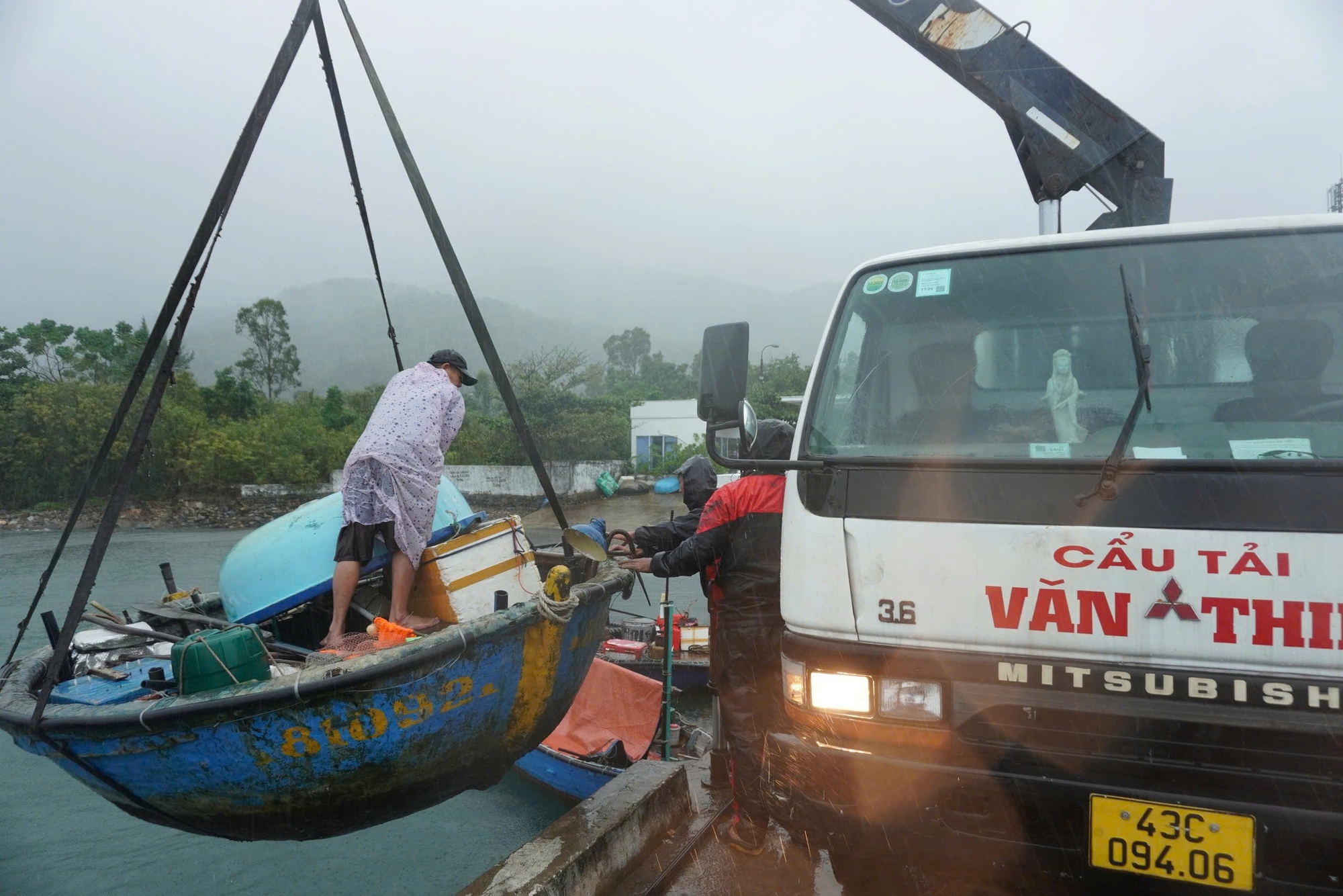 Ngư d&acirc;n Đ&agrave; Nẵng hối hả đưa thuyền l&ecirc;n bờ tr&aacute;nh b&atilde;o- Ảnh 4.