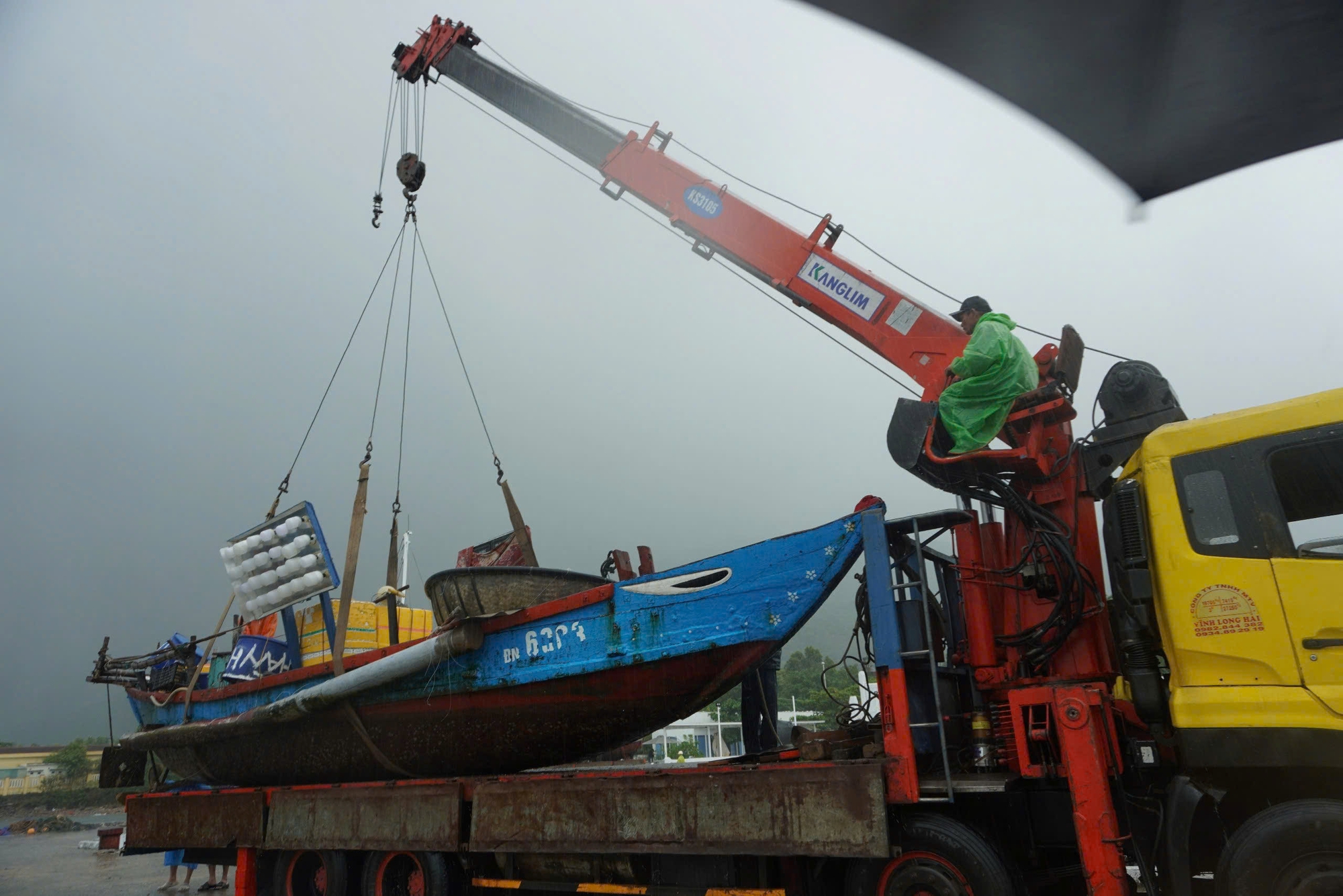 Ngư d&acirc;n Đ&agrave; Nẵng hối hả đưa thuyền l&ecirc;n bờ tr&aacute;nh b&atilde;o- Ảnh 5.