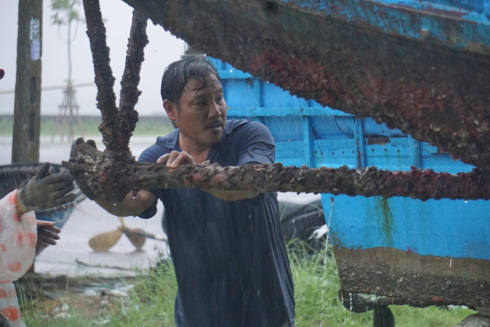 Ngư d&acirc;n Đ&agrave; Nẵng hối hả đưa thuyền l&ecirc;n bờ tr&aacute;nh b&atilde;o- Ảnh 8.