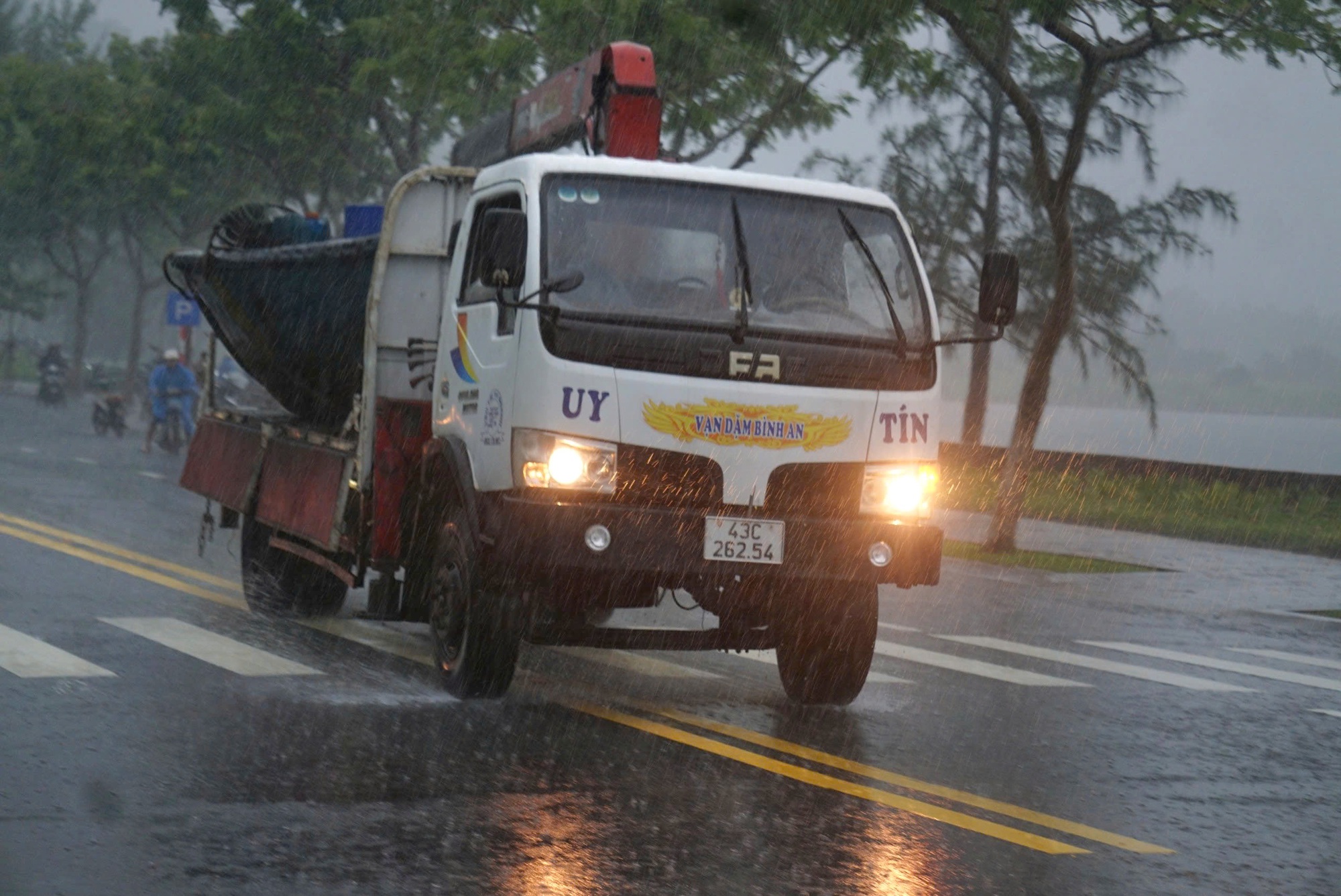 Ngư d&acirc;n Đ&agrave; Nẵng hối hả đưa thuyền l&ecirc;n bờ tr&aacute;nh b&atilde;o- Ảnh 9.