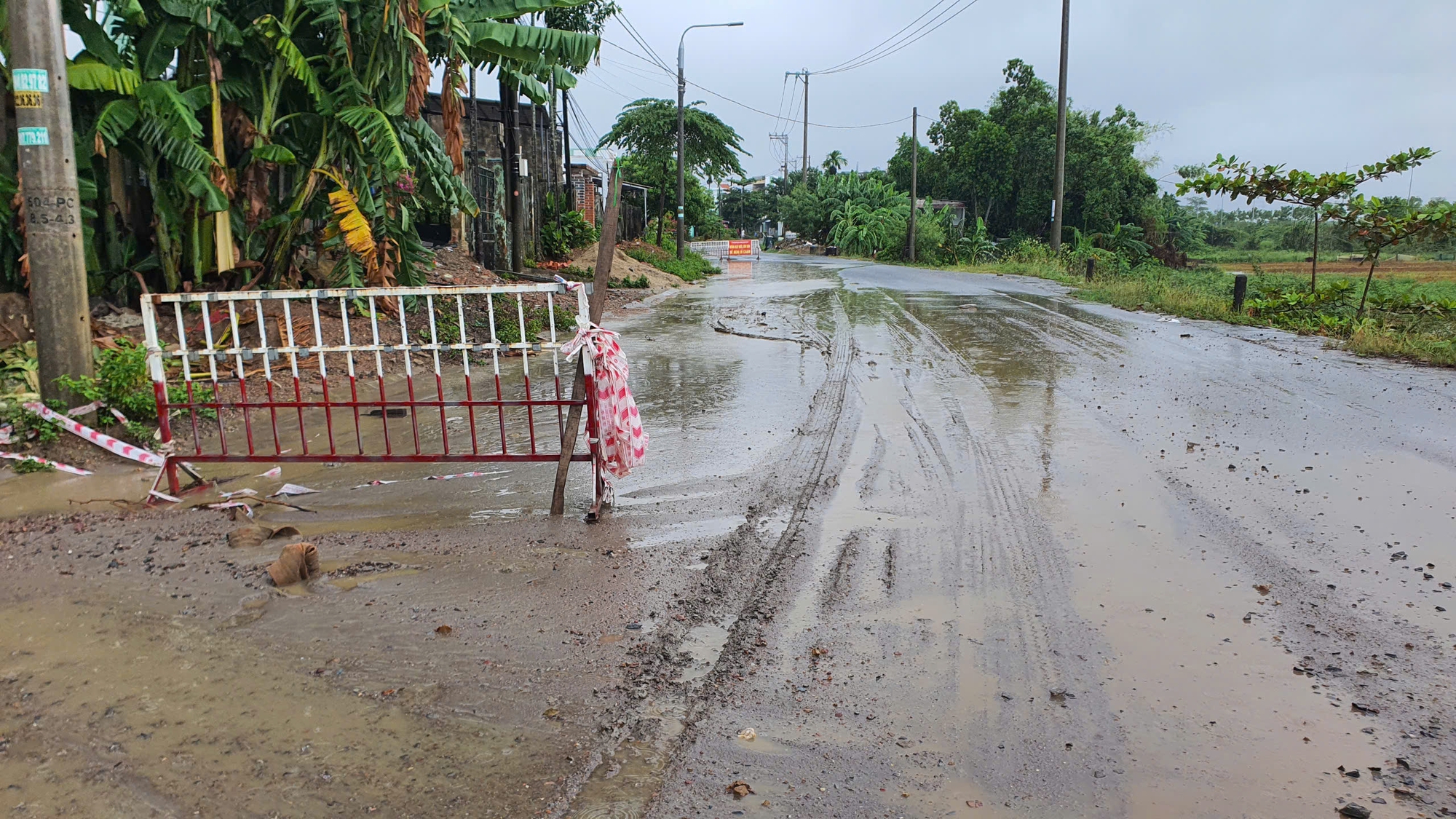 Đ&agrave; Nẵng: B&ugrave;n từ dự &aacute;n cụm c&ocirc;ng nghiệp Cẩm Lệ dội xuống khu d&acirc;n cư sau mưa lớn- Ảnh 2.